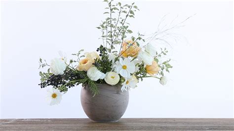 How to Arrange Fake Flowers in a Wide Mouth Vase: Exploring the Aesthetics and Creativity Behind Artificial Bloom Arrangements